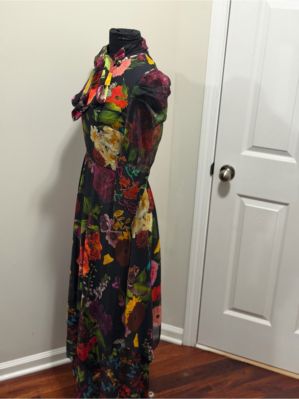 Alice + Olivia Black Floral High-Low Puff Sleeve Tie-Neck Dress - Picture 4 of 8
